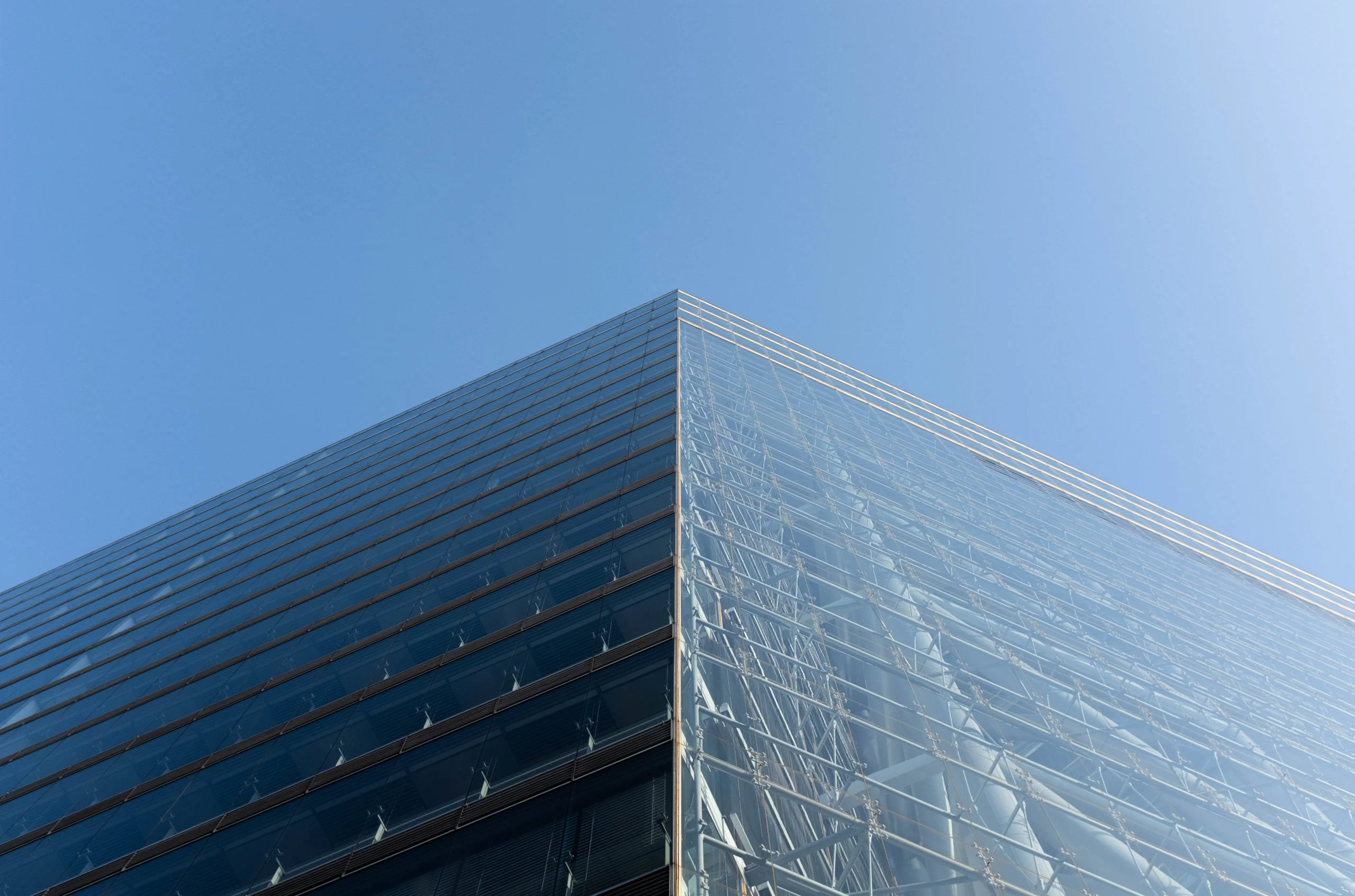 Architekturfotografie, Nahaufnahme Stadttor, Schönes Wetter, blauer Himmel über Düsseldorf