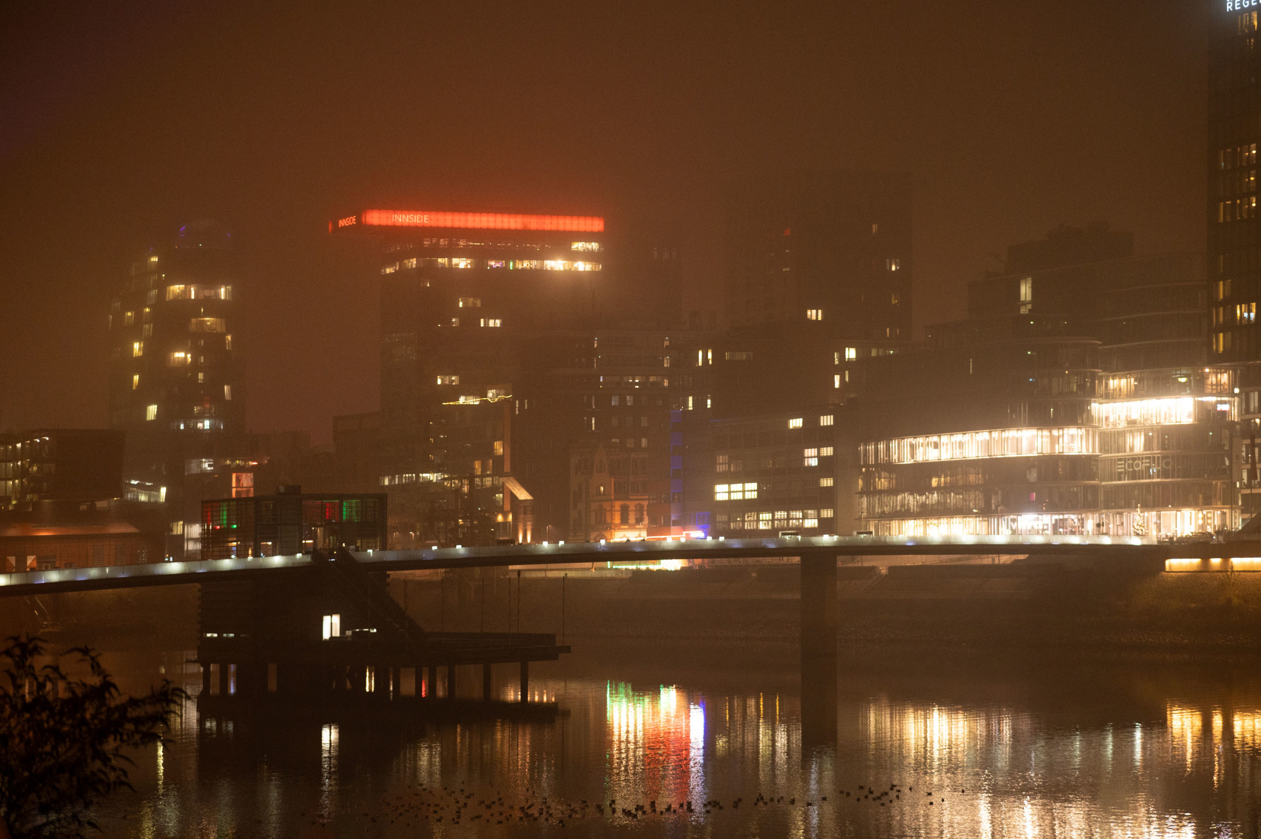 Panorama Foto des Medienhafens in Düsseldorf im Nebel. Mit Hyatt Regency, Restaurant Lido, Rhein