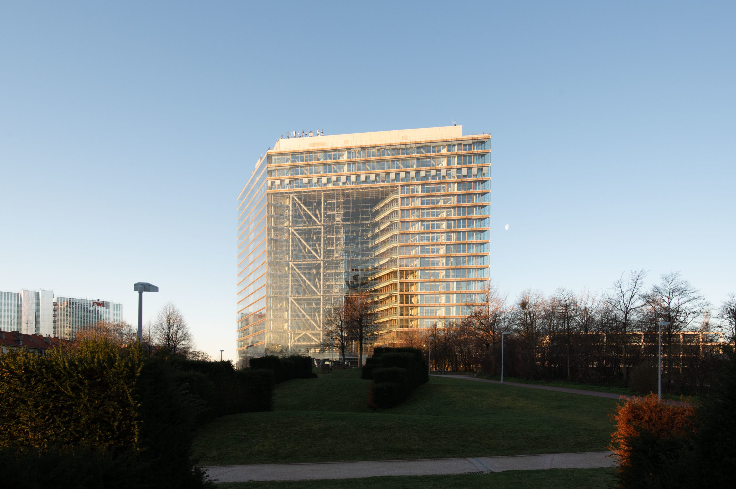 Foto Stadttor Düsseldorf am frühen Morgen. Medienhafen Unterbilk, Sonnenaufgang